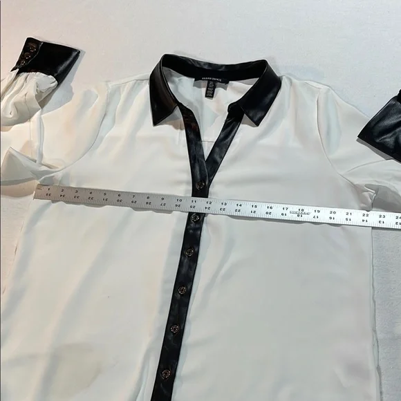 Ellen Tracy Black and White Contrast Blouse leather cuffs & Collar,  buttons - Picture 8 of 12